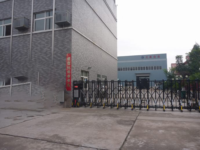 防風(fēng)行無(wú)軌電動(dòng)伸縮門(mén)