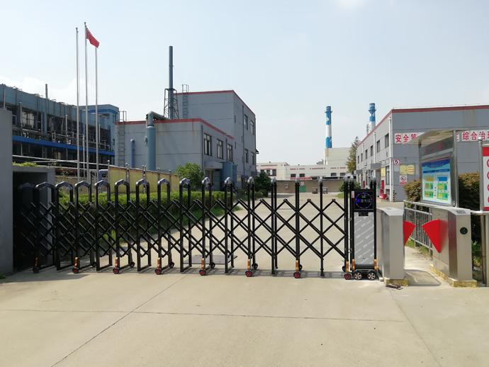 企業(yè)門(mén)口選用無(wú)軌伸縮門(mén)